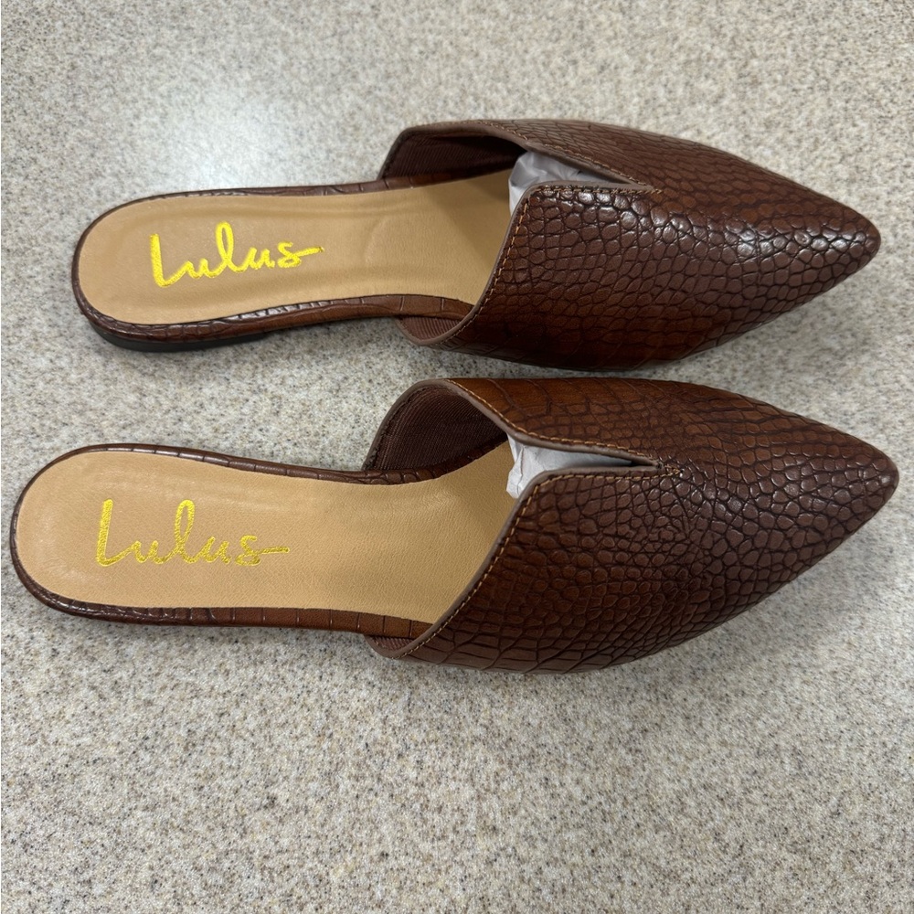 Woman Lulus pointed, toe slides